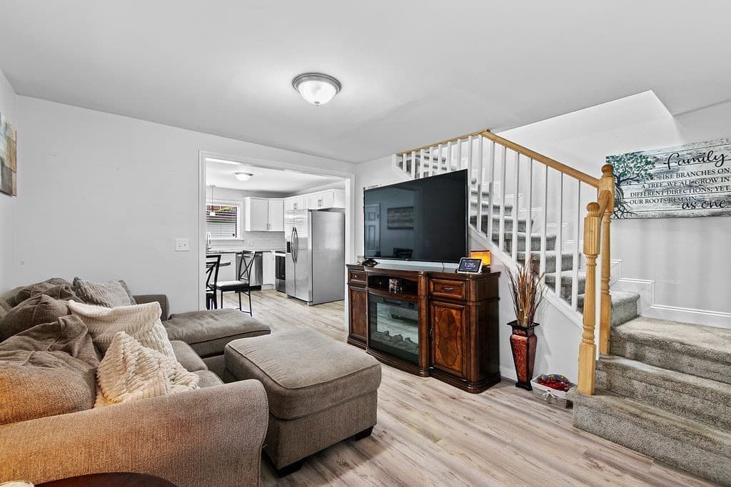 76 Marble St photo 5