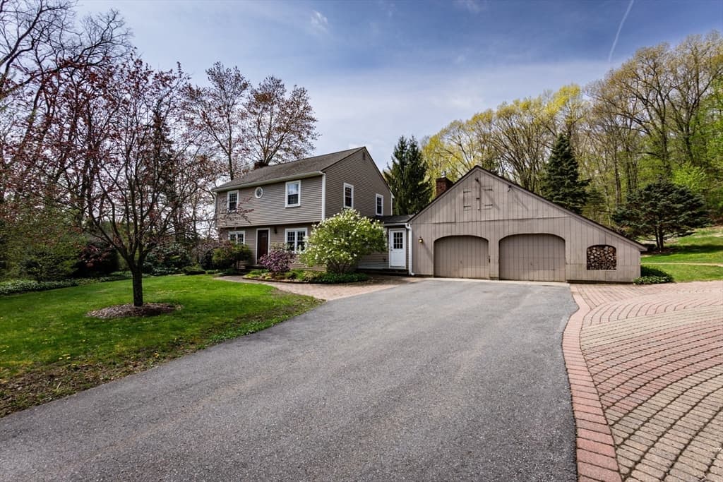 556 Goodrich St photo 3