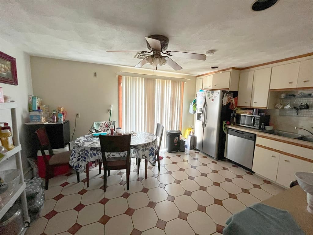 182 Kittredge Street photo 4