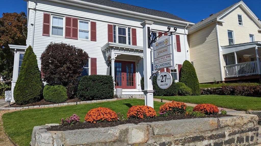 27 Main St #202