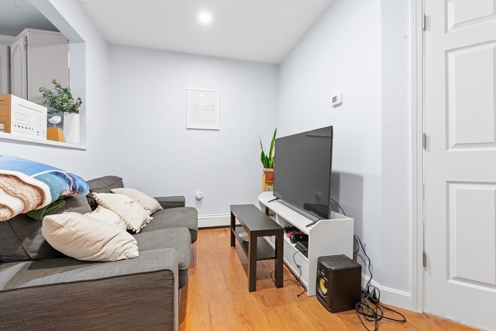 651 East 7th Street photo 3