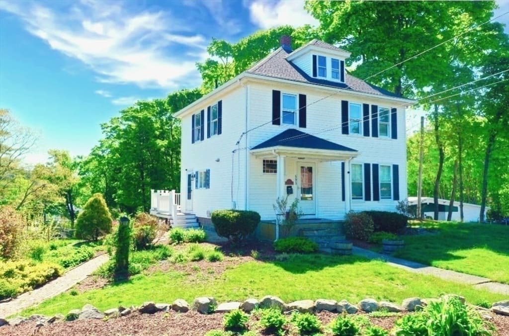 693 Pleasant St photo 3