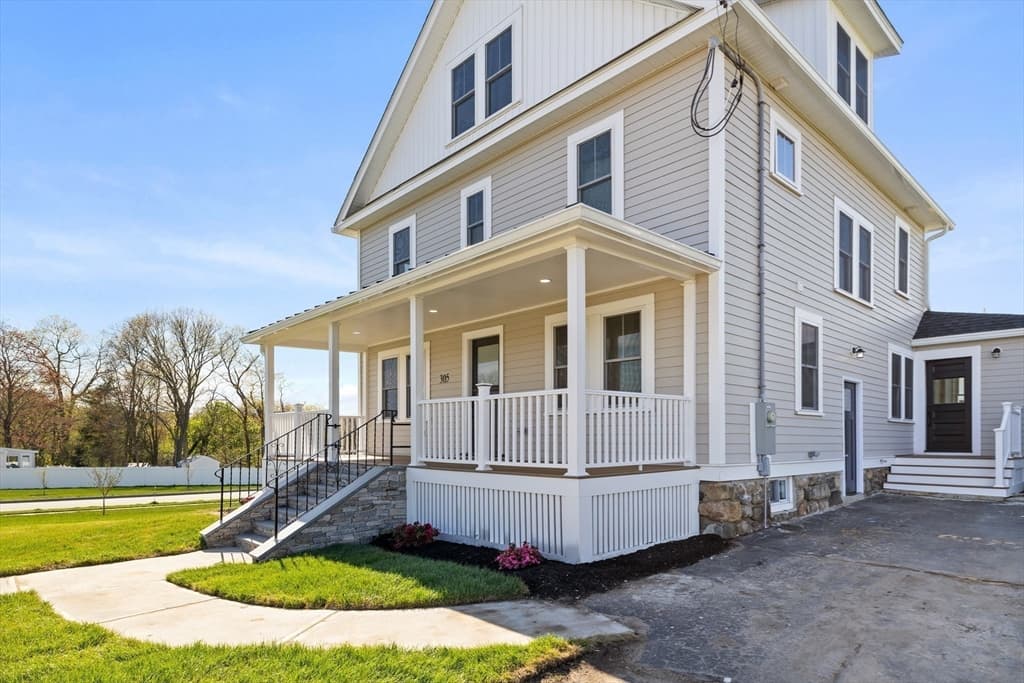 305 Lexington St photo 3