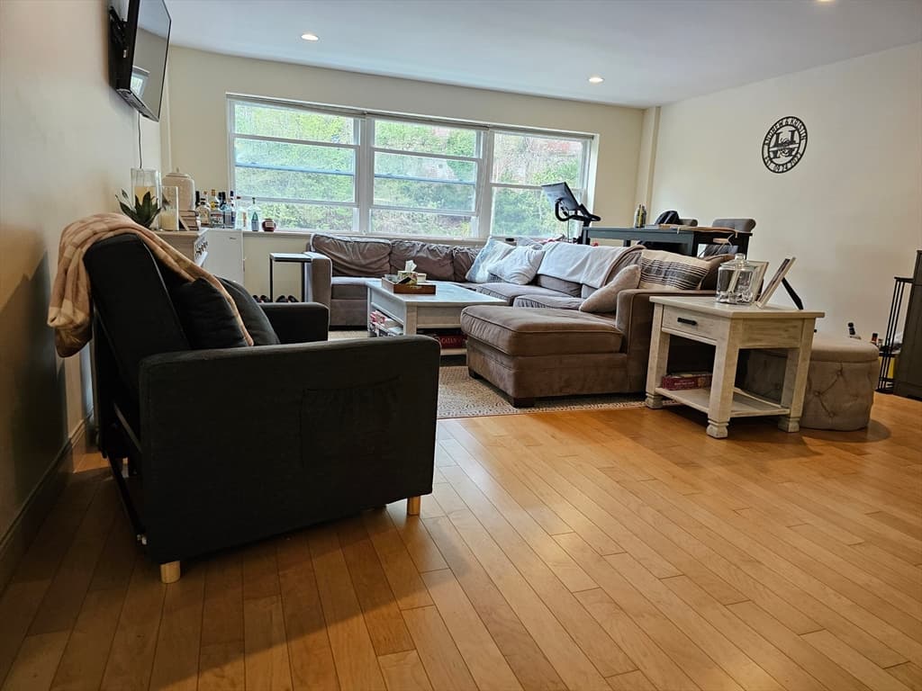 1600 Beacon St #507 photo 4
