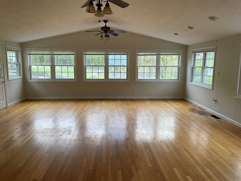 1 Gloria Ave photo 3
