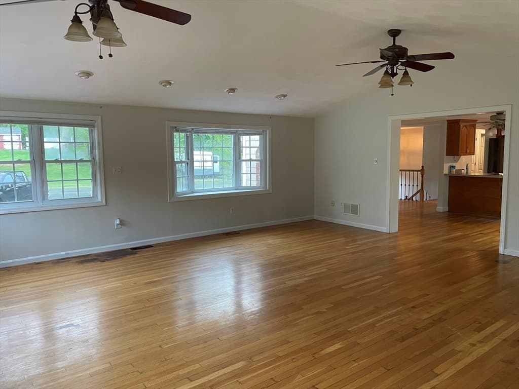 1 Gloria Ave photo 4