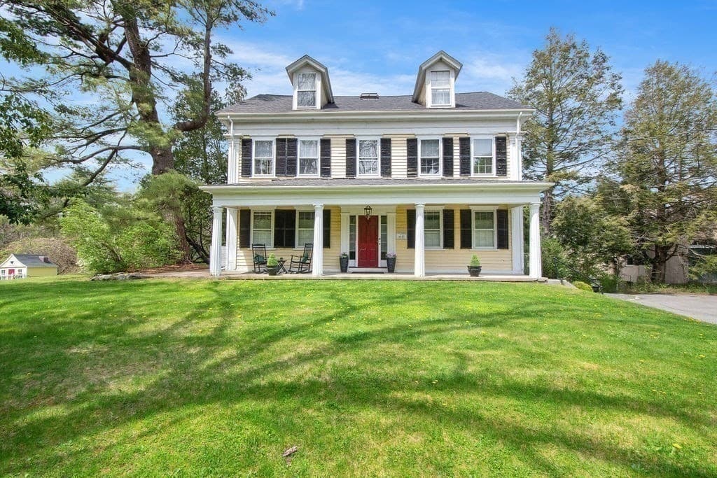 137 Wellesley St photo 2