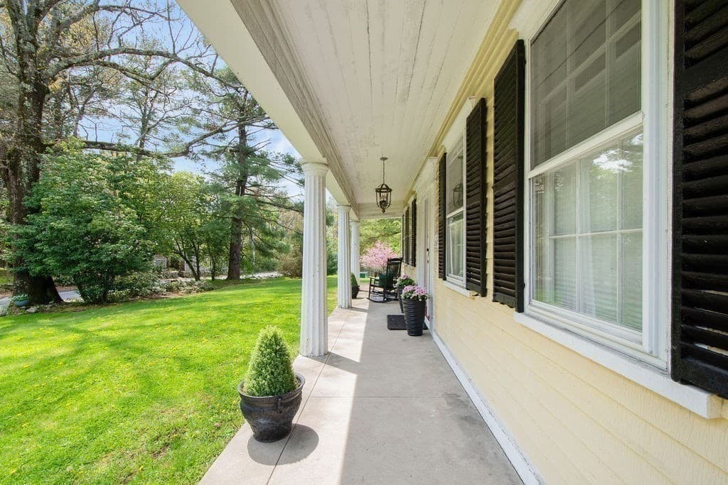 137 Wellesley St photo 3