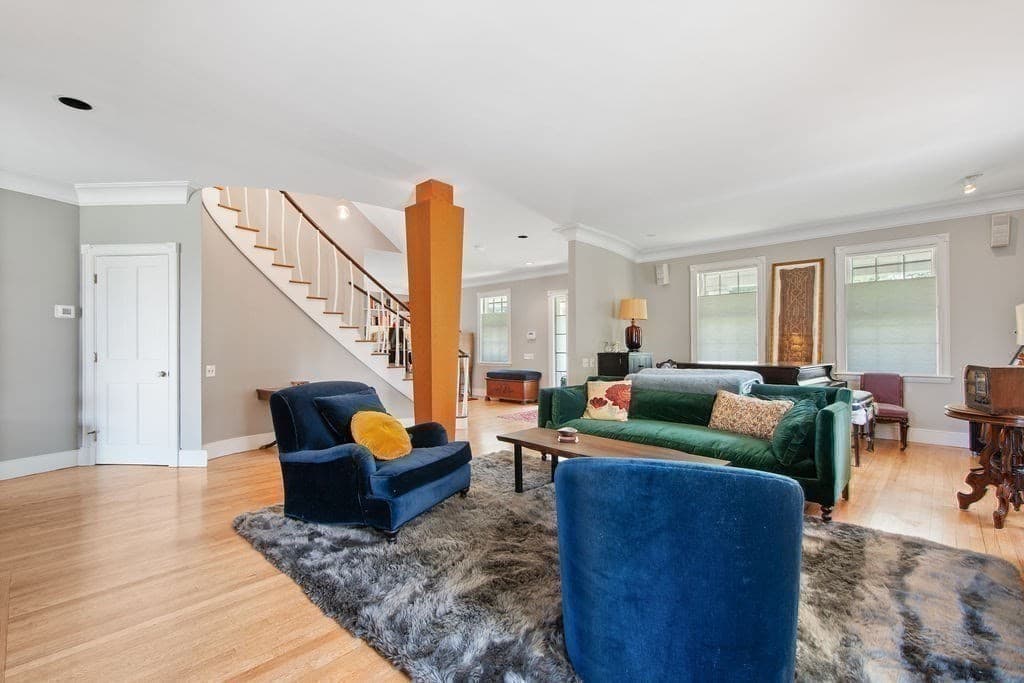 137 Wellesley St photo 5