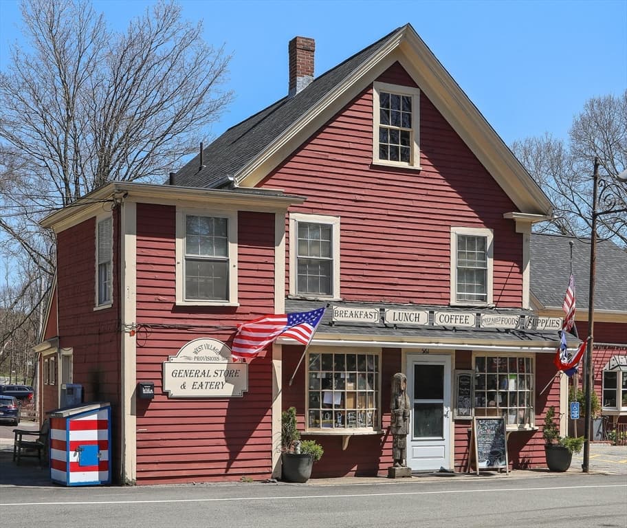 561 Main St photo 3