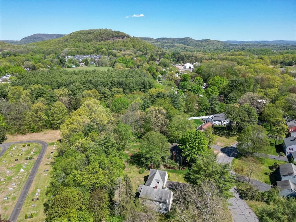 44 King Philip Ave photo 2
