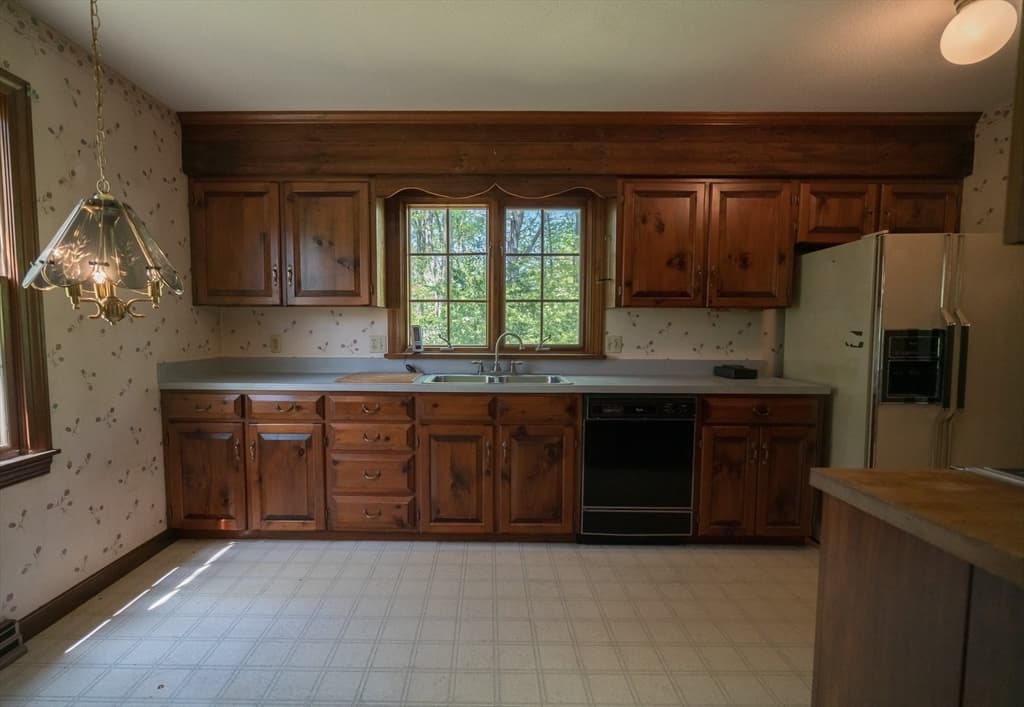 44 King Philip Ave photo 3