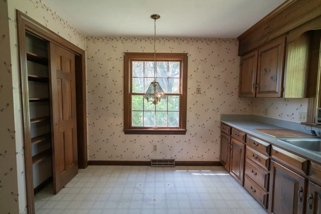 44 King Philip Ave photo 4