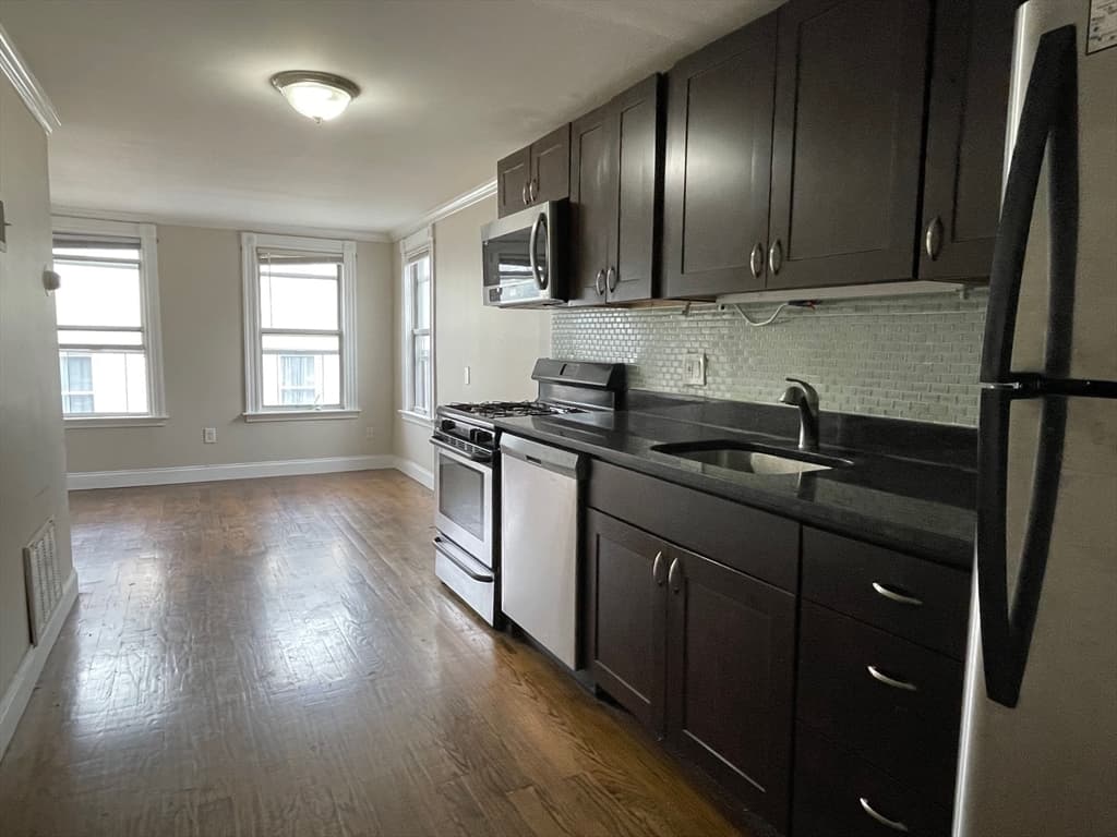 402 Saratoga St #3 photo 2