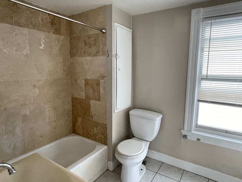 402 Saratoga St #3 photo 4