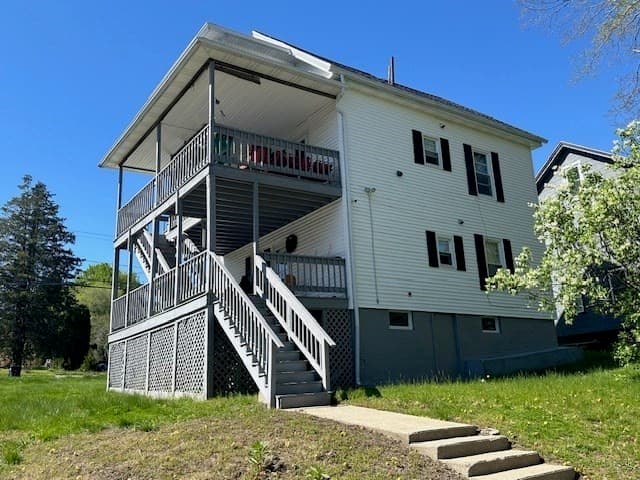 32 Main St photo 4