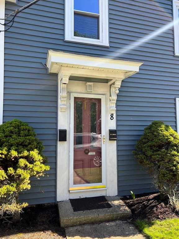 8 Larchmont #2