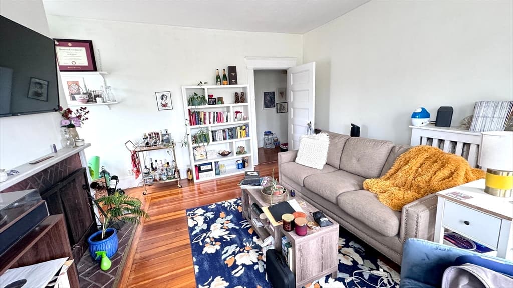 514 Harvard St #3A photo 2