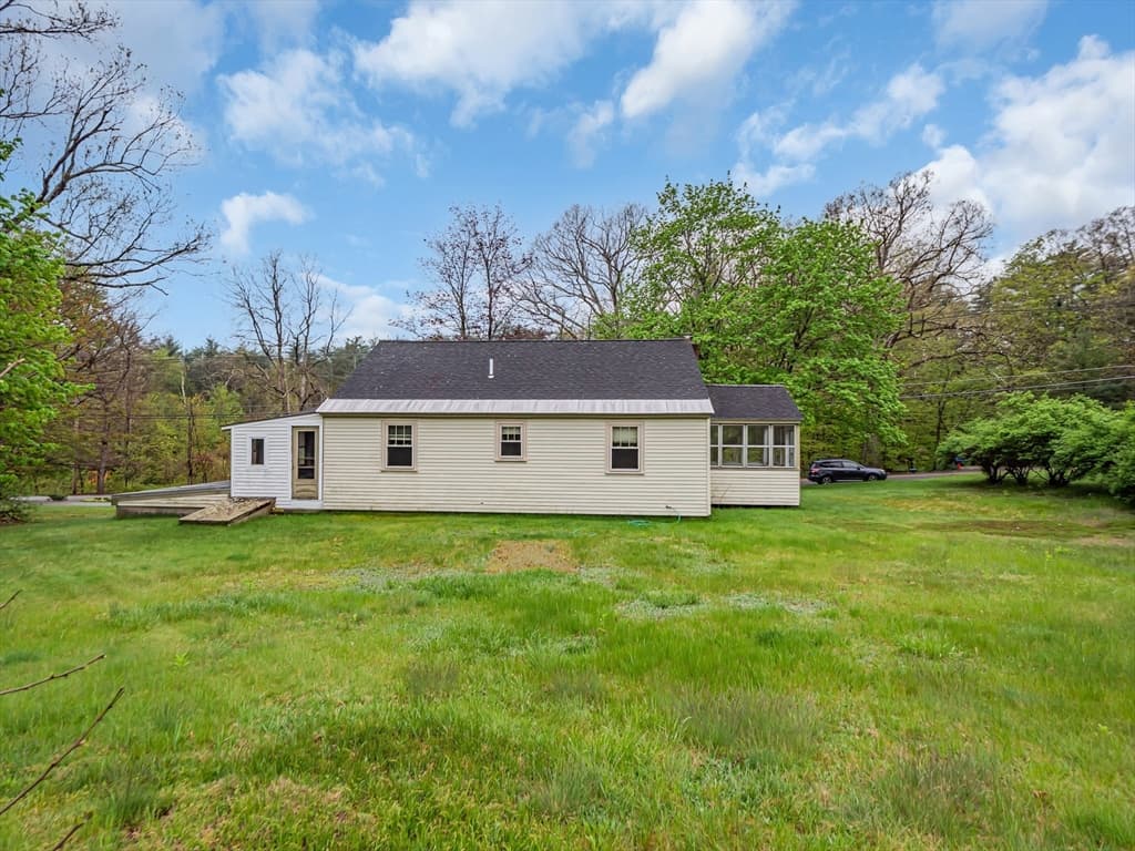 354 Townsend Rd photo 3