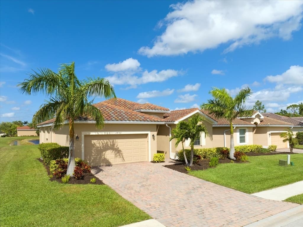 2492 Sawgrass Lake Ct photo 2