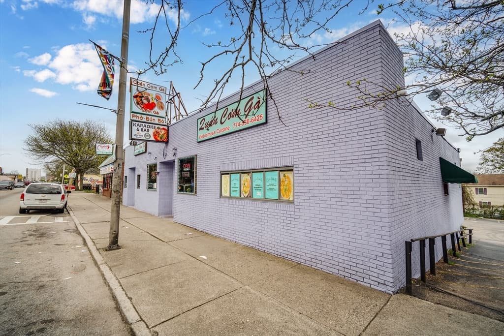 895 Main St photo 2