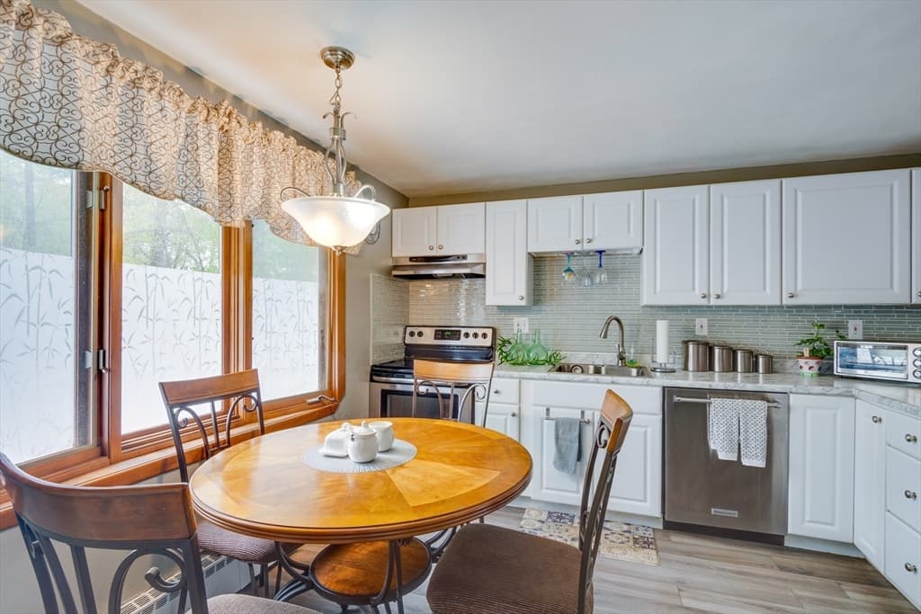 36 Manhattan Dr photo 3