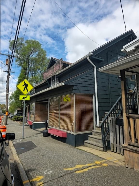 294 E Main St photo 3
