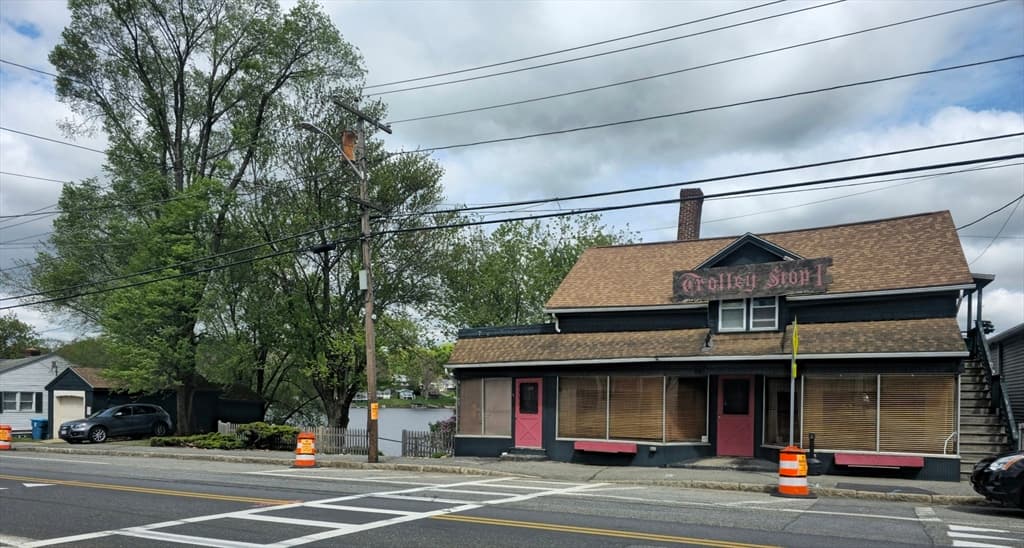 294 E Main St photo 2