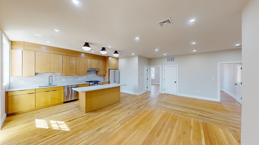 145 Sutherland Rd #3B