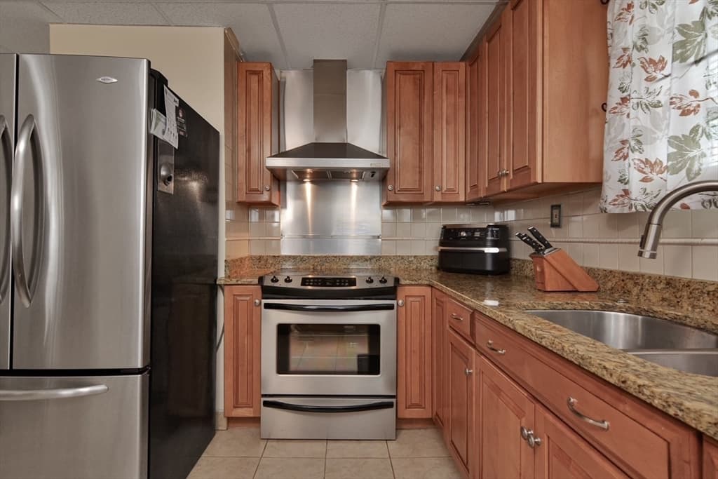 86 Lexington St photo 3