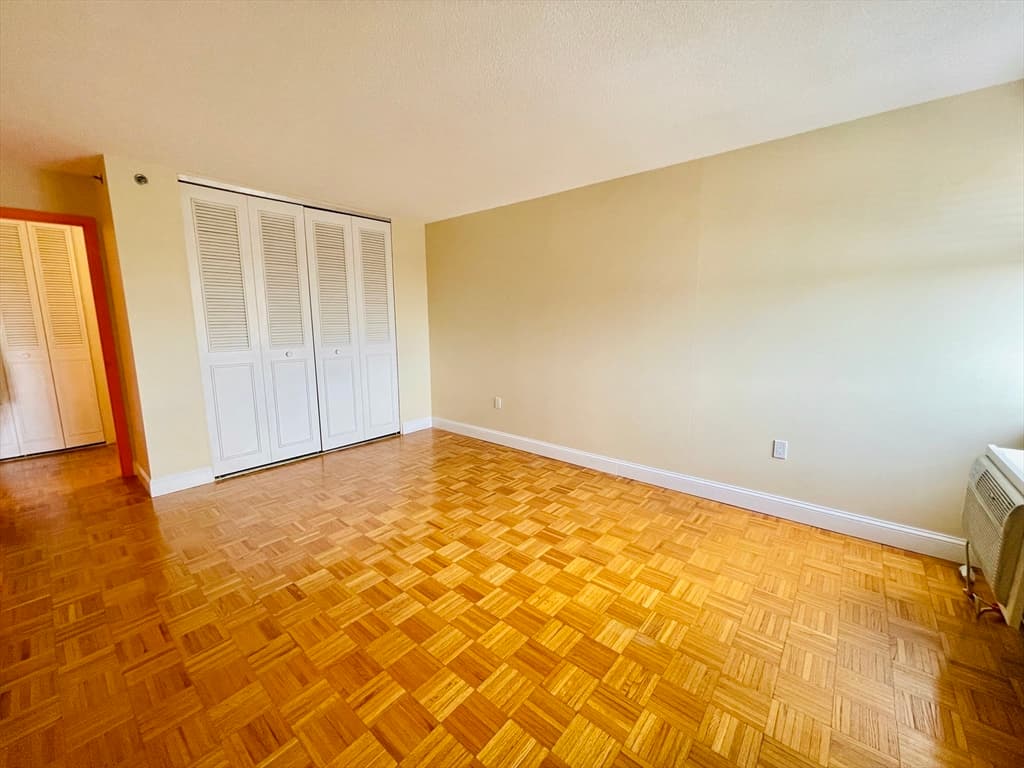 1025 Hancock St #5L photo 4