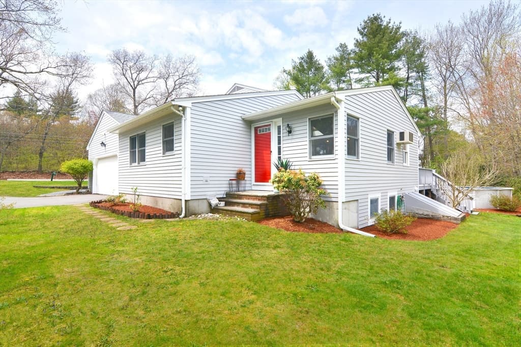 1160 Salem St photo 3