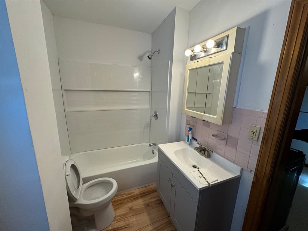 132 Bedford Ave photo 3