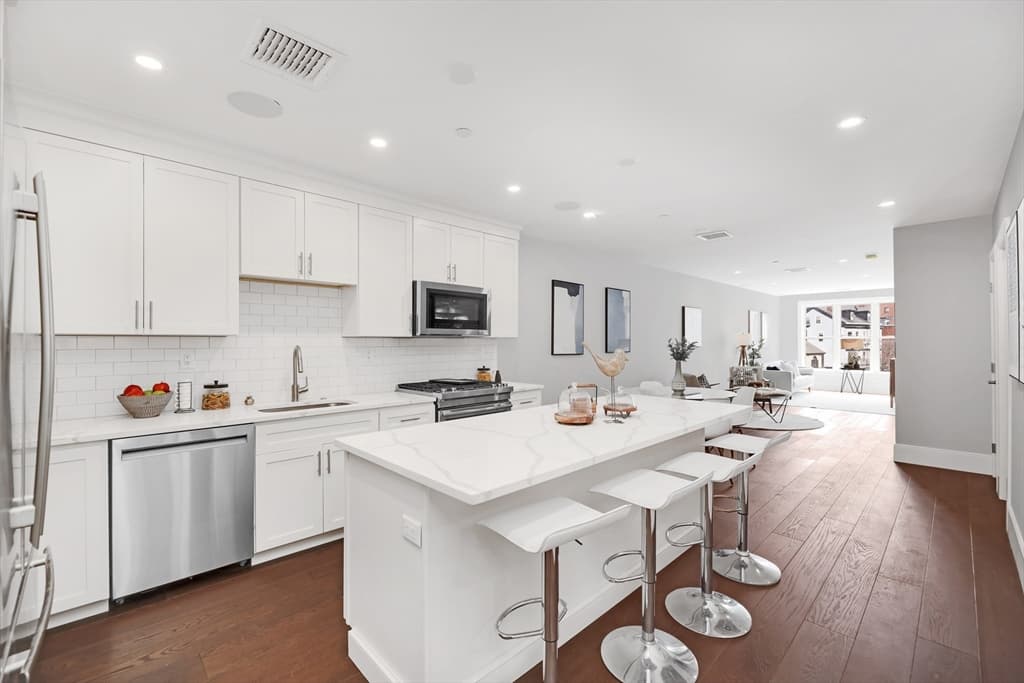 480 West Broadway #7-202 photo 2