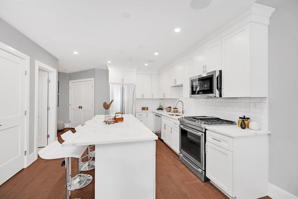 480 West Broadway #7-202 photo 3