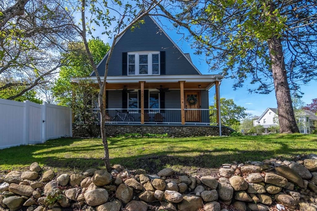 82 Edgartown Vineyard Haven Road