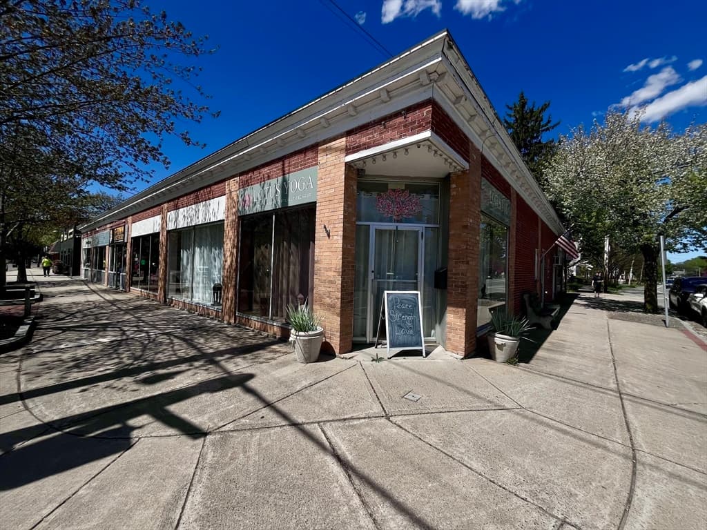 1 W Main St photo 2