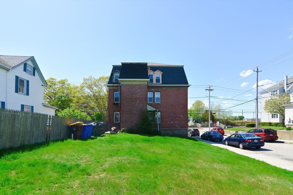 456 Eastern Ave photo 2
