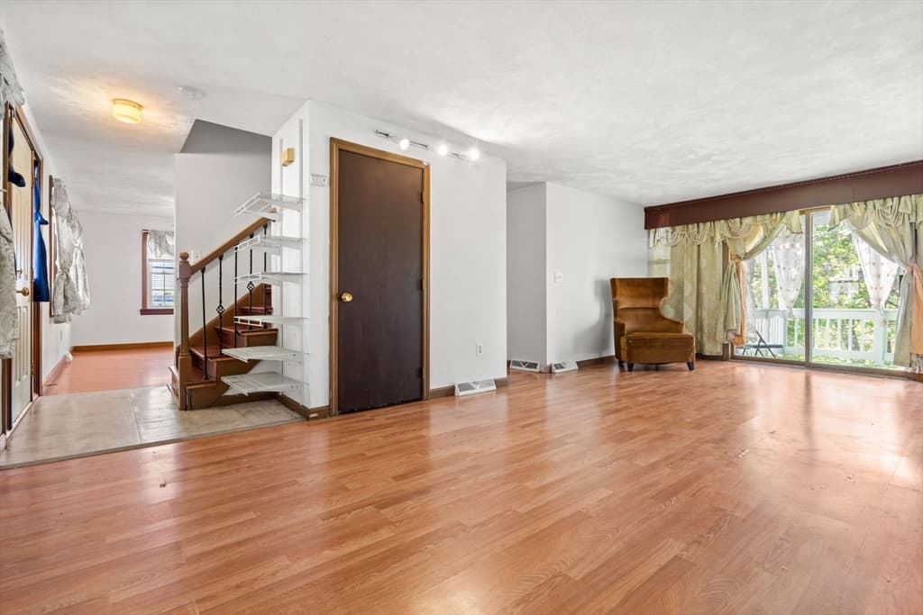 81 Leonard Cir photo 4