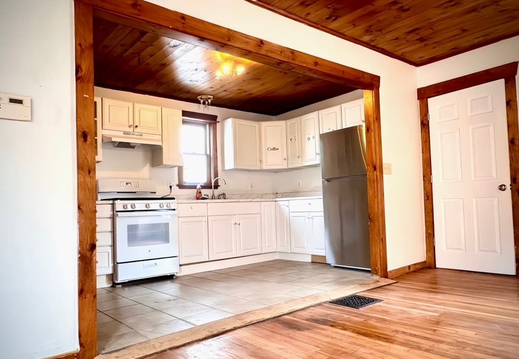 1232 Pleasant St. photo 4
