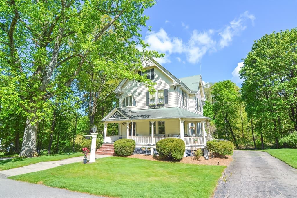 104 Elmwood photo 2