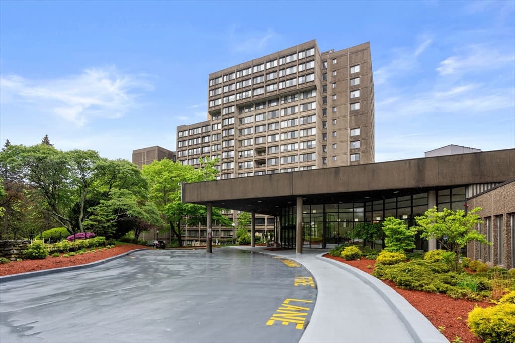 250 Hammond Pond Pkwy #1011S