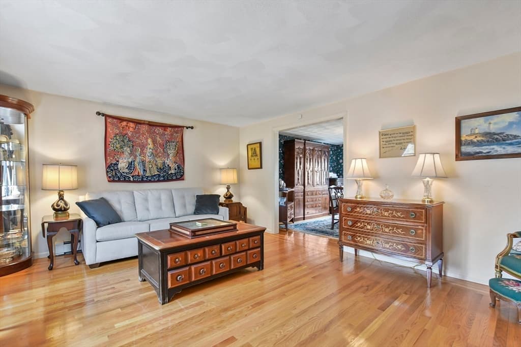 11 Meadow Road photo 3