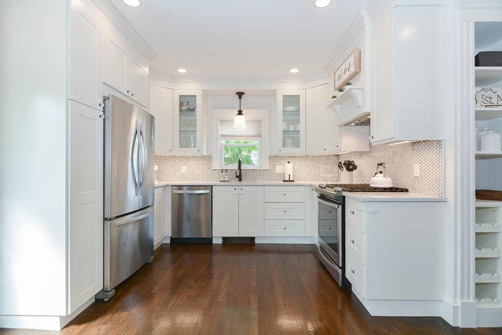 488 Baker St. photo 3