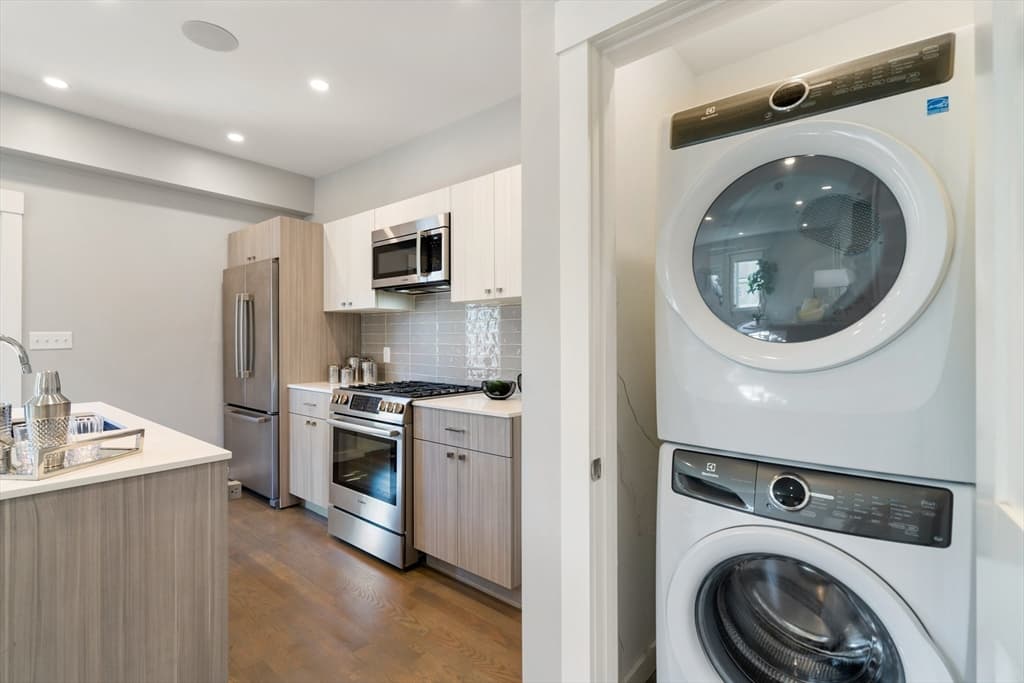 18 Armandine St #2 photo 3