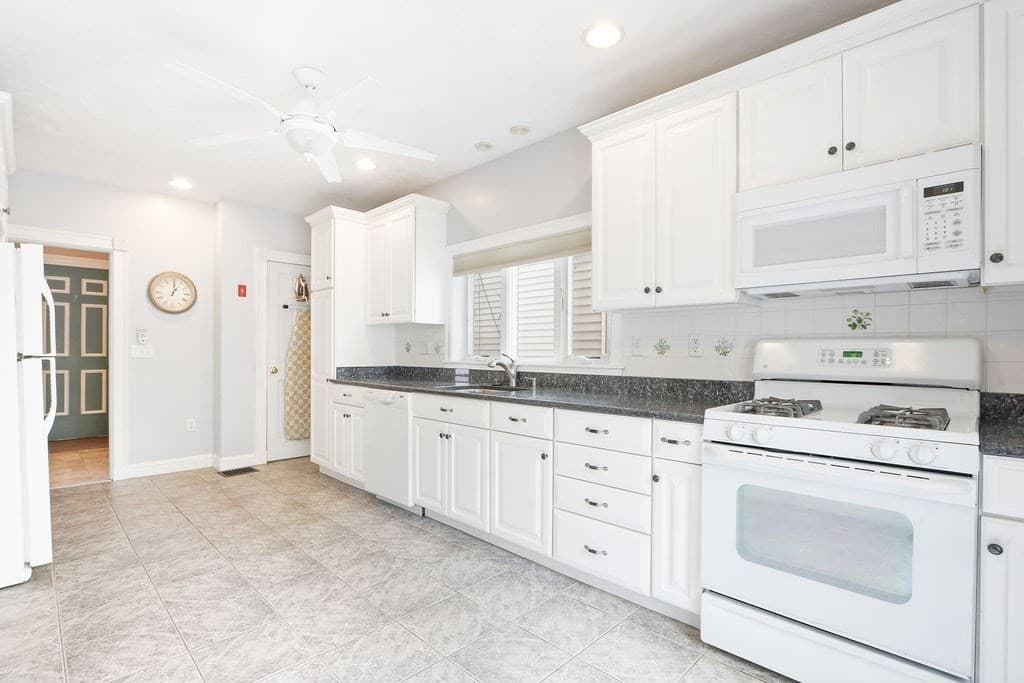 17 Higgins Ave photo 5