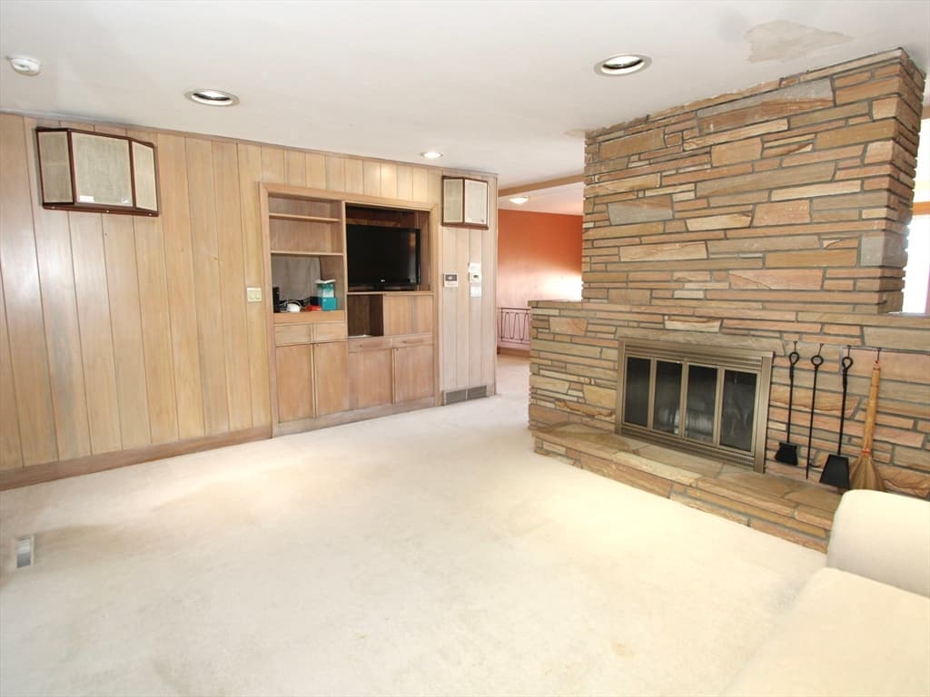 142 Winifred Ave photo 5