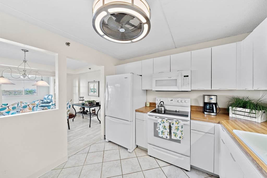 200 Cove Way #907 photo 3