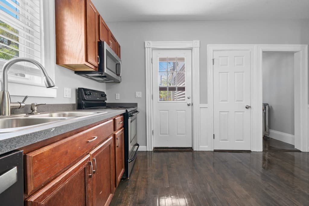 28 Essex St photo 5