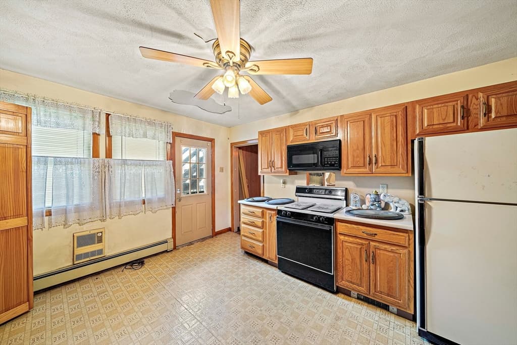 192 Paris St photo 3